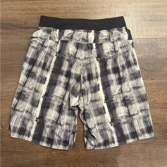 Lululemon | Core Short - Picture 2 of 4